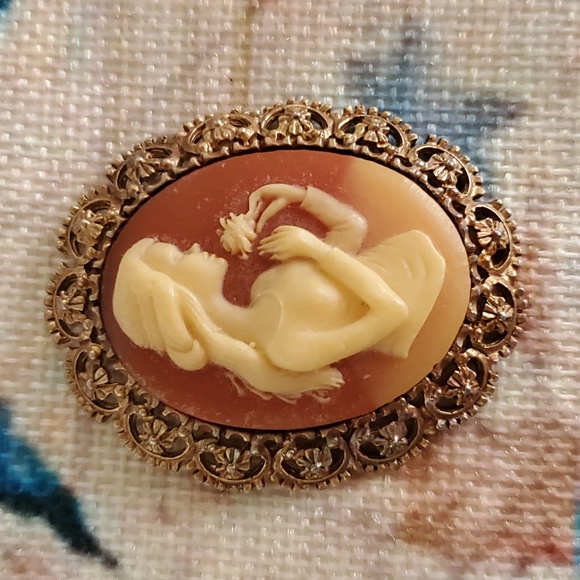 Vintage Cameo Brooch - Picture 4 of 16